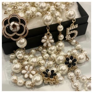 Long Pearl Necklace, Designed Pearl Necklace, Camellia Perlenkette Lang Black & White, long Pearl Necklace, Jewelry, Gift