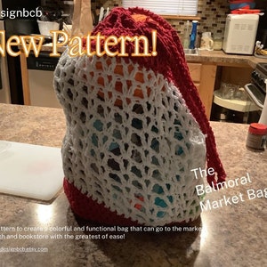Puede incluir: Una bolsa de mercado de crochet blanca y roja con el texto "The Balmoral Market Bag" y las palabras "New-Pattern!" en letras grandes. Un patrón para crear una bolsa colorida y funcional que puede ir al mercado, a la playa y a la librería con la mayor facilidad! www.designbcb.etsy.com