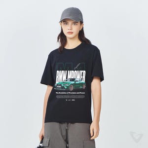 BMW M4 コンペティションカー T シャツ - 誕生日/車好きの方へのプレゼント/お父さんへのプレゼント/友達へのプレゼントに最適なオリジナルアートポスタータイプデザイン