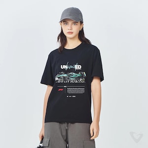 アストンマーティン AMR24 F1 カー T シャツ - 誕生日/車好きの方へのプレゼント/お父さんへのプレゼント/友達へのプレゼントに最適なオリジナルアートポスタータイプデザイン