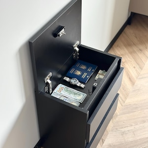 Mesa de cabeceira moderna com cofre RFID oculto para guardar objetos de valor, totalmente montada.