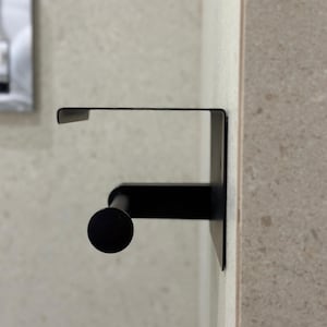 Zwarte toiletrolhouder, metalen industriële toiletrolhouder muur, handgemaakte toiletrolhanger, badkamerbeslag, genderneutraal cadeau
