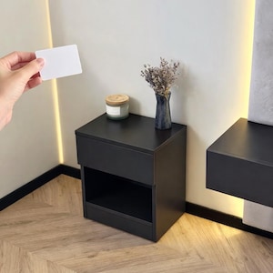 Pode incluir: Um conjunto de três canecas de cerâmica com acabamento fosco e salpicado. As canecas são em tons de creme, cinza claro e cinza escuro. Cada caneca tem um design simples e minimalista.