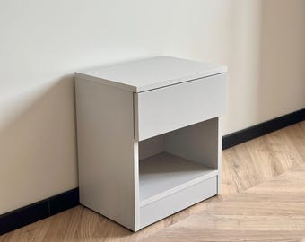 Minimalistyczna szafka nocna z ukrytym sejfem RFID, nowoczesna szafka nocna z sekretną przegródką