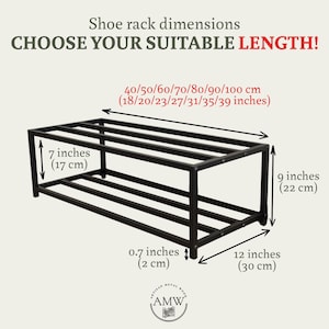 Könnte beinhalten: Schwarzer Schuhständer aus Metall mit vier Ablagen. Der Schuhständer ist 30 cm breit, 22 cm hoch und 17 cm tief. Der Schuhständer ist in verschiedenen Längen erhältlich: 40 cm, 50 cm, 60 cm, 70 cm, 80 cm, 90 cm und 100 cm.