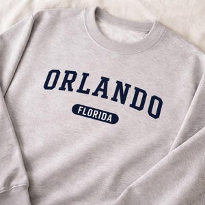 Moletom retrô universitário de Orlando, Flórida, com patch bordado na manga, moda unissex, estilo clássico, vintage americano, férias na América.
