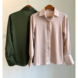 Puede incluir: Un letrero de madera hecho a mano con la palabra "Welcome" escrita a mano. El letrero blanco desgastado presenta un diseño floral en tonos rosas y verdes. Diseñado para colgar, añade un toque acogedor.