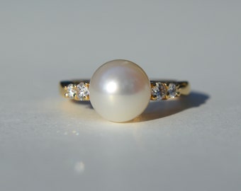 Vintage 18K Gold Mikimoto Akoya Pearl Diamond Ring