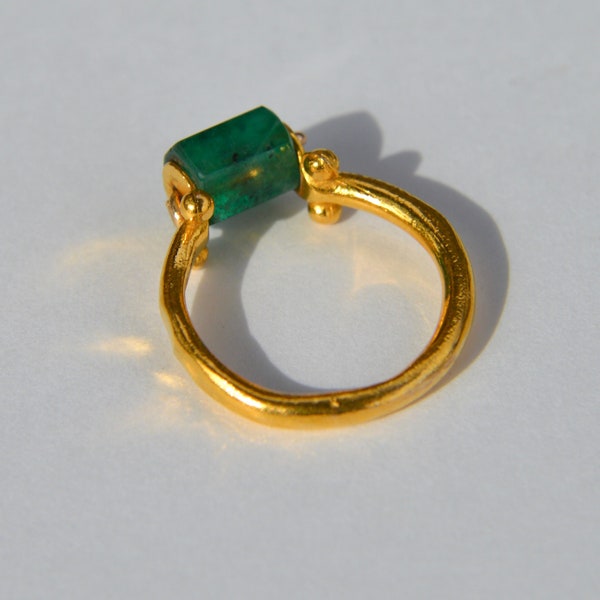 EGYPTIAN REPRODUCTION EMERALD Metropolitan Museum of Art New York Hellentisic reproduction ring 14k gold ring size 5 circa 1970s