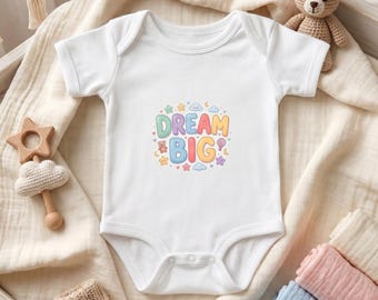 Body infantil Dream Big, em algodão canelado pastel, estilo minimalista para recém-nascidos.
