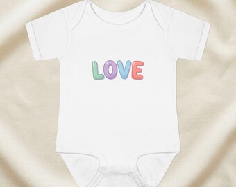 Body infantil 'LOVE' em tons pastel | Body para bebê com letras do arco-íris