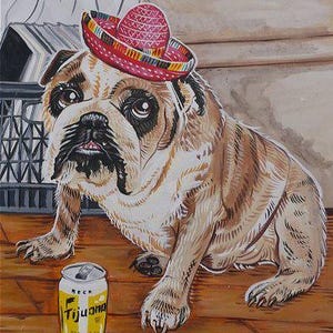Puede incluir: Un bulldog con un sombrero rojo, blanco y negro se sienta en un suelo de madera con una lata de cerveza Tijuana delante de él.