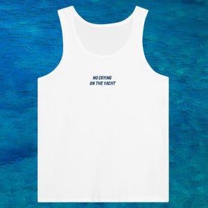 No Crying On The Yacht-tanktop – esthetische witte tanktop met blauw borduursel – Y2K-zomershirt – trendy grafische tanktop – leuke casual top