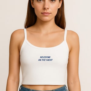 Tanktop zonder huilen op het jacht – esthetische witte crop top met blauw borduursel – Y2K-zomershirt – trendy grafische tanktop – leuke casual top