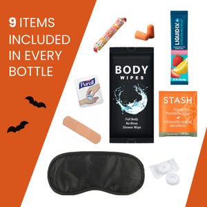 Op de afbeelding: Een assortiment reisartikelen, waaronder Smarties-snoep, oordopjes, lichaamsdoekjes, handontsmettingsmiddel, een pleister, oogmasker, elektrolytendrankmix, pepermuntjes en pompoenkruidenthee. De afbeelding heeft een oranje en witte achtergrond.
