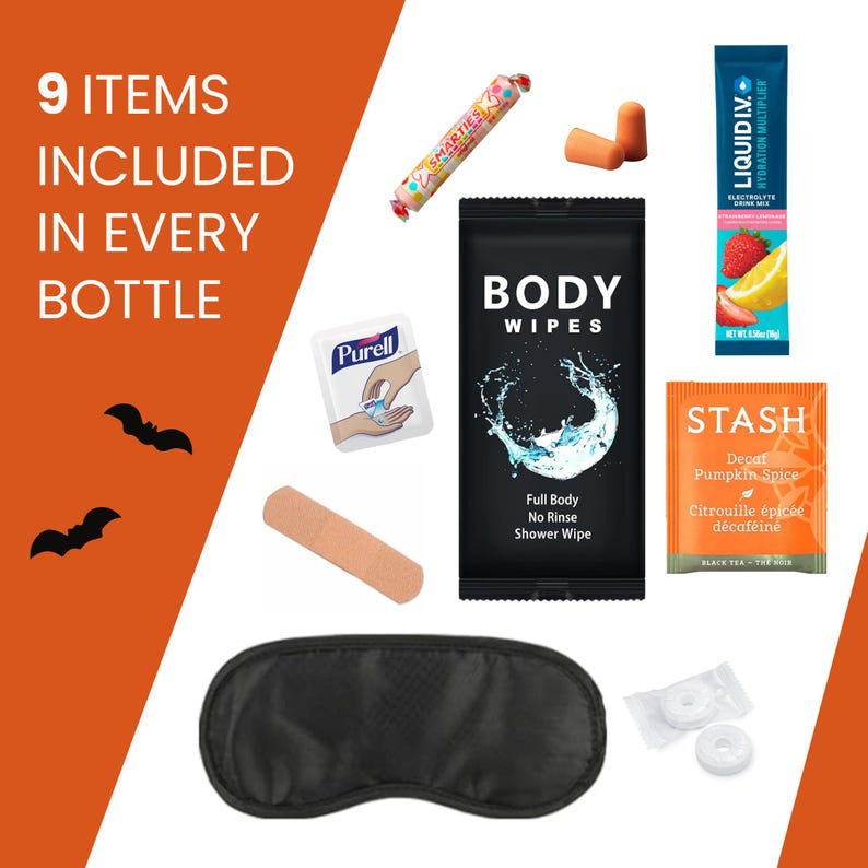 Op de afbeelding: Een assortiment reisartikelen, waaronder Smarties-snoep, oordopjes, lichaamsdoekjes, handontsmettingsmiddel, een pleister, oogmasker, elektrolytendrankmix, pepermuntjes en pompoenkruidenthee. De afbeelding heeft een oranje en witte achtergrond.