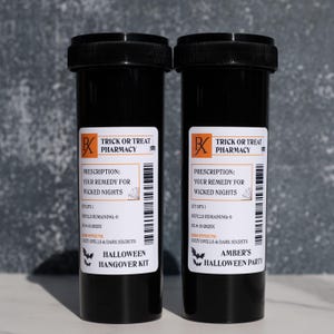Op de afbeelding: Twee zwarte plastic medicijnflesjes met witte etiketten. De etiketten lezen "Trick or Treat Pharmacy" en "Halloween Hangover Kit". De tekst bevat "Your Remedy for Wicked Nights" en "Dizzy Spells & Dark Secrets."