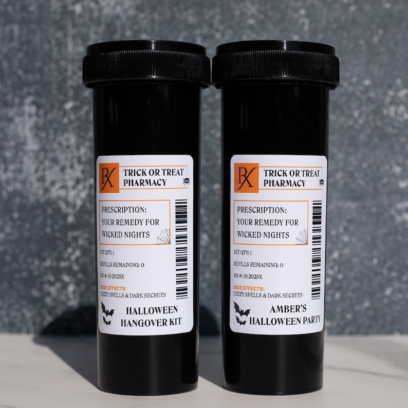Op de afbeelding: Twee zwarte plastic medicijnflesjes met witte etiketten. De etiketten lezen "Trick or Treat Pharmacy" en "Halloween Hangover Kit". De tekst bevat "Your Remedy for Wicked Nights" en "Dizzy Spells & Dark Secrets."