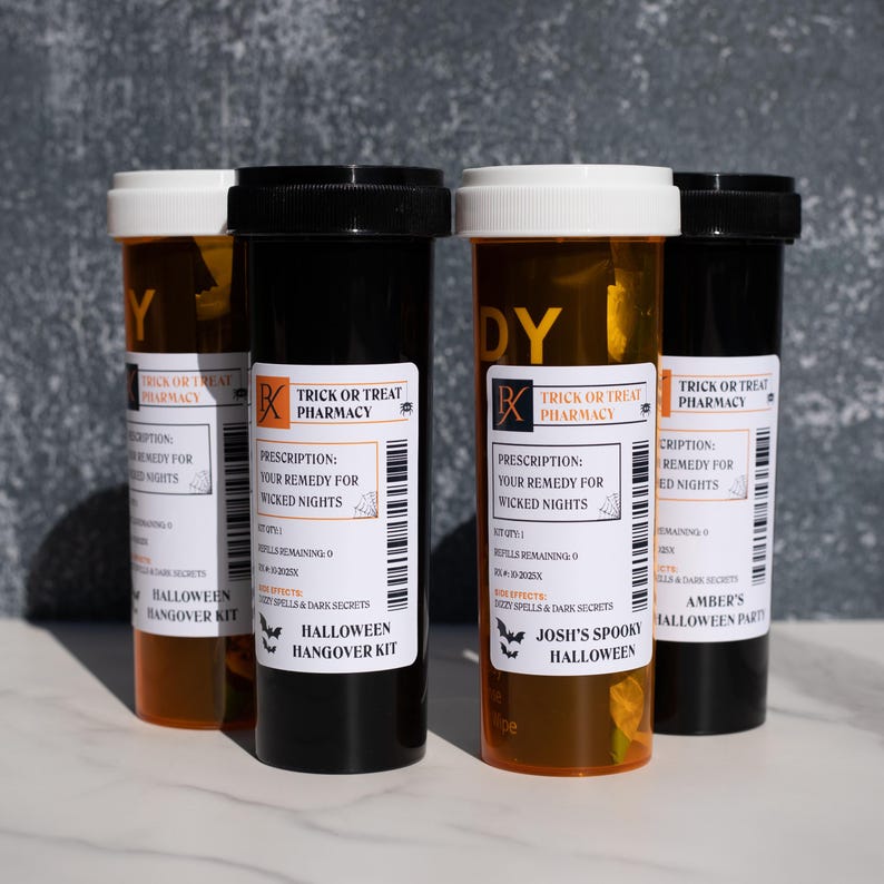 Op de afbeelding: Vier pillenflessen met Halloween-thema met witte en zwarte doppen. De flessen hebben labels met de tekst "Trick or Treat Pharmacy" en "Halloween Hangover Kit". De flessen zijn oranje en zwart.
