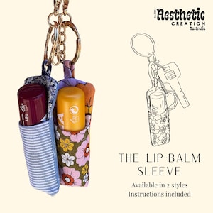 Pode incluir: Um conjunto de dois porta-bálsamos labiais com tecido floral e listrado. Os porta-bálsamos estão presos a um chaveiro dourado. A imagem inclui o texto "THE LIP-BALM SLEEVE" e "Available in 2 styles".
