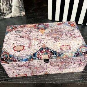 Vintage schatkist met wereldkaart