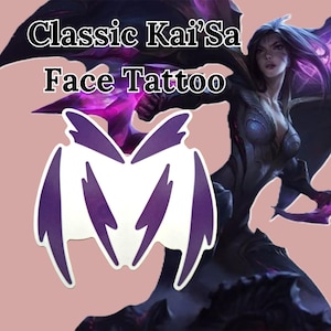 Könnte beinhalten: Ein lila-weißes Gesichtstattoo mit dem Text "Classic Kai'Sa Face Tattoo" auf rosa Hintergrund. Das Tattoo hat ein stilisiertes Design mit einer zentralen Form und flügelartigen Erweiterungen. Eine Charakterillustration ist sichtbar.
