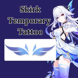 Puede incluir: Un tatuaje temporal con un diseño de alas en tonos azules. El texto "Skirk Temporary Tattoo" se muestra encima del tatuaje sobre un fondo azul oscuro. Un personaje de estilo anime está a la derecha de la imagen.