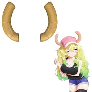 Puede incluir: Dos cuernos curvos de color marrón claro, posiblemente accesorios de cosplay, se muestran sobre un fondo blanco. También se ve un personaje de dibujos animados con cabello verde y amarillo, que lleva un sombrero rosa y una camiseta negra.