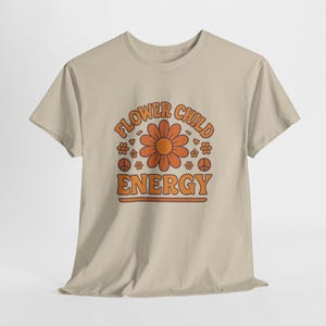 フラワーチャイルド70年代ヴィンテージTシャツ、レトログラフィックTシャツ、ヒッピーバイブスシャツ、ボヘミアンスタイルトップス、グルーヴィーな花柄プリントアパレル