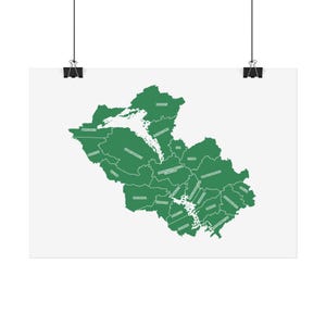 Puede incluir: Un mapa verde de una región, con los nombres de las áreas etiquetados en blanco. El mapa está impreso en un póster blanco y sujeto por dos clips negros.