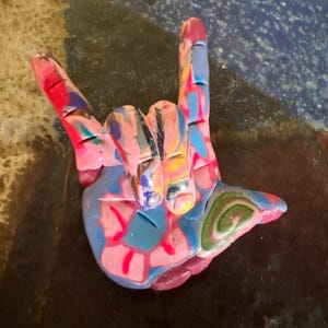 I Love You Hand Anstecknadel: Handgemacht aus Polymer Clay ASL - Deaf Art - Gebärdensprache
