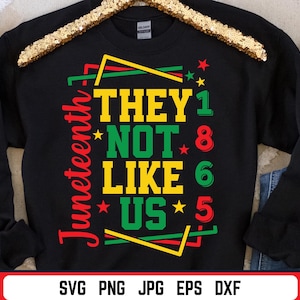Peut inclure: Sweat-shirt noir avec l'inscription "THEY NOT LIKE US" en vert et jaune, avec des accents et des étoiles rouges. Le mot "Juneteenth" est écrit verticalement en rouge. En dessous, les types de fichiers : SVG, PNG, JPG, EPS et DXF.