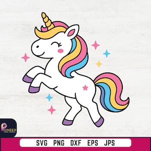 Puede incluir: Ilustración de un unicornio de dibujos animados con cuerpo blanco, melena y cola coloridas y un cuerno dorado. El unicornio se alza sobre sus patas traseras, rodeado de estrellas rosas, azules y amarillas. Incluye el texto "SVG PNG DXF EPS JPS".