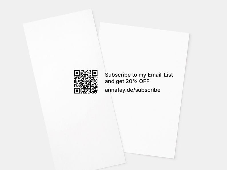 Op de afbeelding: Een zwart-witte QR-code met de tekst "Subscribe to my Email-List and get 20% OFF annafay.de/subscribe" eronder.