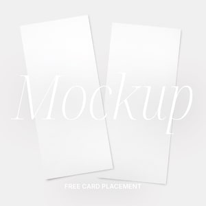 Könnte beinhalten: Zwei leere weiße Karten auf weißem Hintergrund. Das Wort "Mockup" ist in weißer Schrift auf den Karten geschrieben. Der Text "FREE CARD PLACEMENT" steht unter den Karten.