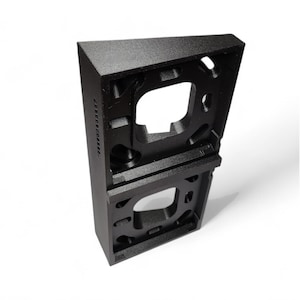 Puede incluir: Un soporte rectangular negro con dos secciones grandes y abiertas y varios agujeros más pequeños. El soporte tiene una superficie texturizada y parece estar hecho de metal. El lado del soporte tiene texto grabado. El soporte está ligeramente inclinado, mostrando su profundidad.