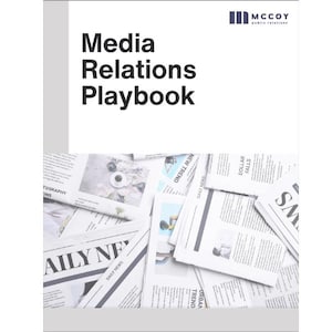 Può includere: Una copertina di documento bianca intitolata Media Relations Playbook con il logo McCoy Public Relations in alto, posizionata sopra una collezione sparsa di giornali in bianco e nero con titoli come Daily News, New Trend e Dollar Falls.