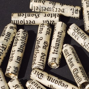 German Paper Beads- 15 recycelte deutsche Textperlen, handgefertigte Perlen, gerollte Wortpapierperlen, Vintage deutsche Buchseiten Papierperlen