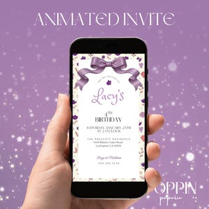 Puede incluir: Un teléfono inteligente muestra una invitación digital para el 4º cumpleaños de Lacy. La invitación presenta un lazo morado, detalles florales y el texto "ANIMATED INVITE". Los detalles incluyen la fecha, la hora y el lugar.