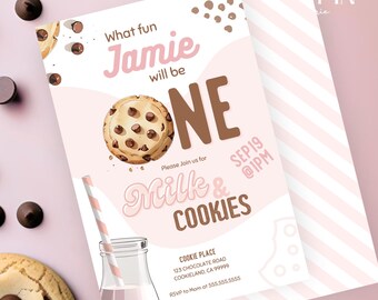 Puede incluir: Invitación rosa y blanca para una fiesta de primer cumpleaños. La invitación presenta una ilustración de galleta con chispas de chocolate, las palabras "Jamie cumplirá UN año" y detalles para una fiesta temática de "Leche y galletas".
