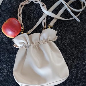 Bolso estilo cubo de STREET LEVEL. Piel vegana. Tono neutro. Versátil. Nuevo sin etiquetas. ¡Divertido!