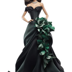 Puede incluir: Una mu&ntilde;eca con un vestido negro sin tirantes con un gran adorno floral verde en el lateral.