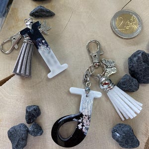 Llavero/dije para bolso, letra, 4 piezas, escritura cursiva, hoja de plata, resina, idea de regalo, blanco y negro, talismán