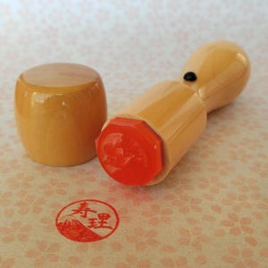 Sello de nombre japonés de pedido personalizado. Sello japonés. Sello de firma japonesa. Caligrafía kanji. Herramientas de caligrafía japonesa. Japonés personalizado. flores de cerezo. Un sello original con tu nombre. Monte Fuji, flores de cerezo y olas ilustración. Viene con gorra.