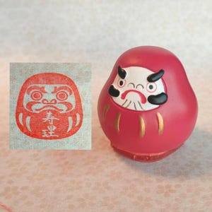 Carimbo japonês personalizado em formato de Daruma. Carimbo original com o seu nome. Arte do nome. Figura Daruma.