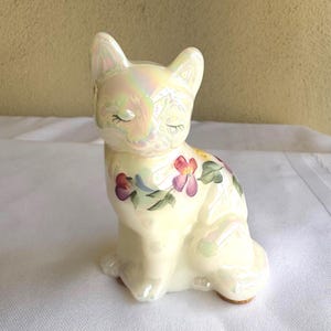 Fenton Weiß schillernde Glaskatzenfigur Handbemalt von M Wagner Pink Lila Gelb Blumen Fenton Gestempelt 3,75 ”Hoch