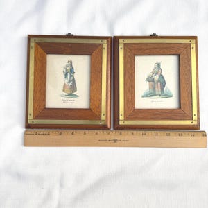 Coppia di quadri antichi raffiguranti donne italiane "S. Giacomo di Calabria" e "Costume di Marianella" di M. de Sate, Berkeley House Exclusive, realizzati artigianalmente in Italia