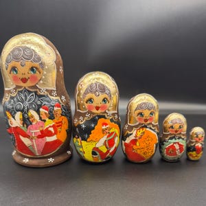 VTG Russian Matryoshka Wood Nesting Dolls 6” Tall, 5 Dolls, Hand Painted, Artist Signed Babushka Dolls