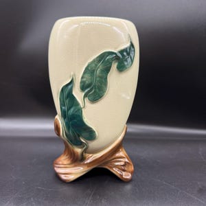 Royal Copley Keramikvas med fot, upphöjd grön murgröna, 18 cm, handgjord