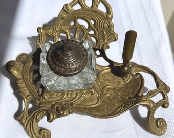 Antieke Victoriaanse barokstijl messing en glazen inktpot pennenhouder met veren schrijven ganzenveer art deco/nouveau